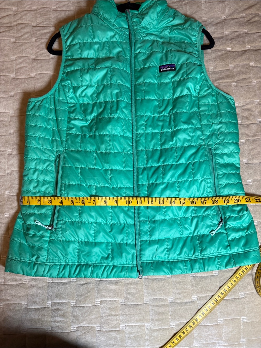 Patagonia Women's Bright Spring Green Quilted Vest; Baby Blue Lining - Picture 9 of 9